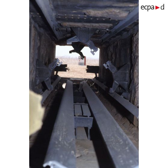 Vu de l'intérieur d'un container de missiles anti-SCUD MIM-104 Patriot utilisé et posé sur le sable.