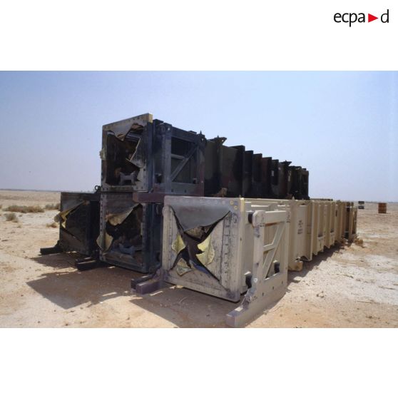 Containers de missiles anti-SCUD MIM-104 Patriot utilisés et posés sur le sable.