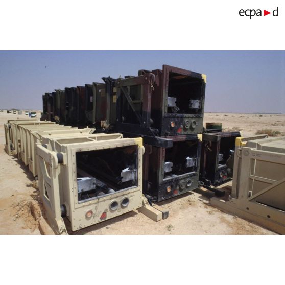 Containers de missiles anti-SCUD MIM-104 Patriot utilisés et posés sur le sable.
