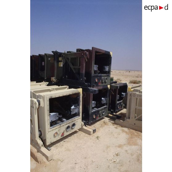 Containers de missiles anti-SCUD MIM-104 Patriot utilisés et posés sur le sable.