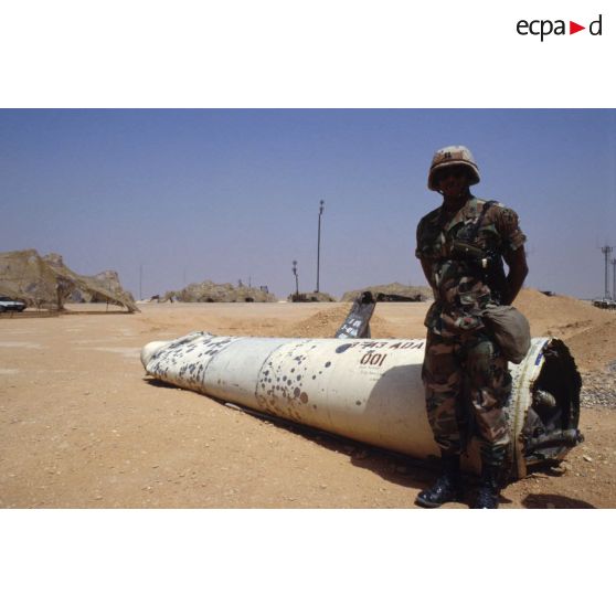Un soldat américain près d'un missile anti-SCUD MIM-104 Patriot, retombé au sol presque intact après un tir.