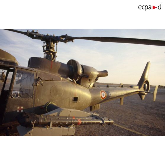 Au soir un hélicoptère de combat Gazelle Atam armé de missiles Mistral au sol dans le désert.