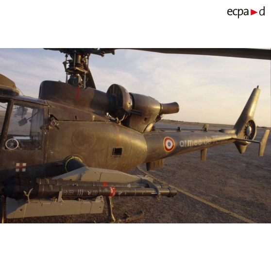 Au soir un hélicoptère de combat Gazelle Atam armé de missiles Mistral au sol dans le désert.
