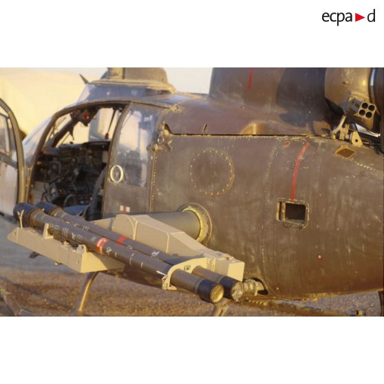 Au soir un hélicoptère de combat Gazelle Atam armé de missiles Mistral au sol dans le désert.