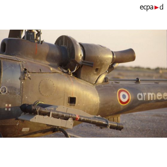 Au soir un hélicoptère de combat Gazelle Atam armé de missiles Mistral au sol dans le désert.