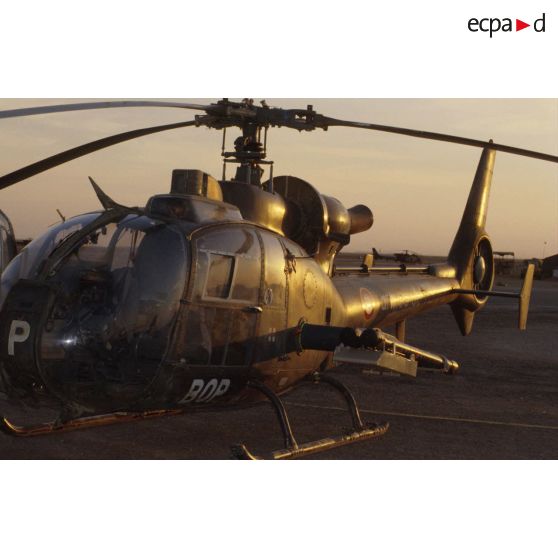 Au soir un hélicoptère de combat Gazelle Atam armé de missiles Mistral au sol dans le désert.