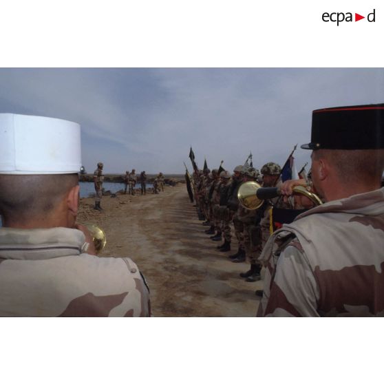 Une cérémonie symbolique regroupe soldats américains et français sur les bords de l'Euphrate.
