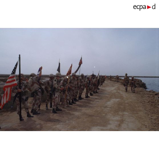 Une cérémonie symbolique regroupe soldats américains et français sur les bords de l'Euphrate.