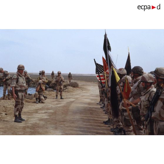 Une cérémonie symbolique regroupe soldats américains et français sur les bords de l'Euphrate.
