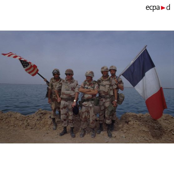 Une cérémonie symbolique regroupe soldats américains et français sur les bords de l'Euphrate.