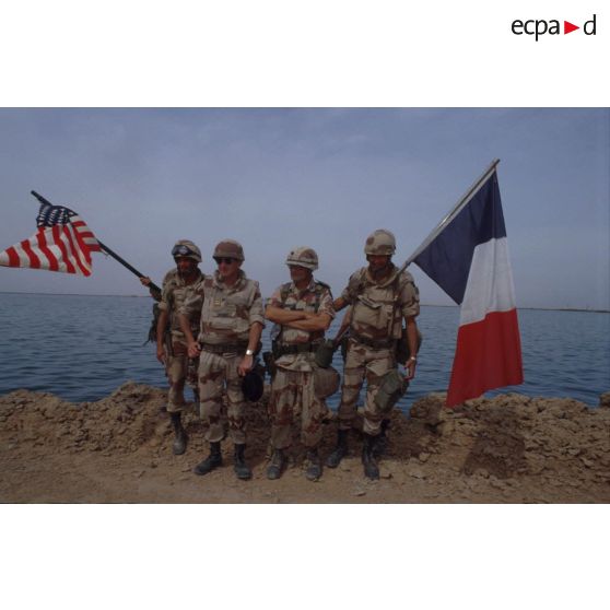 Une cérémonie symbolique regroupe soldats américains et français sur les bords de l'Euphrate.
