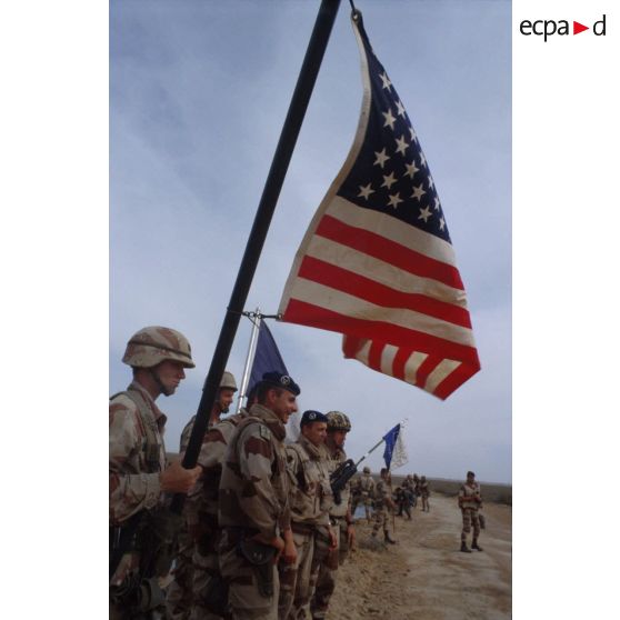 Une cérémonie symbolique regroupe soldats américains et français sur les bords de l'Euphrate.