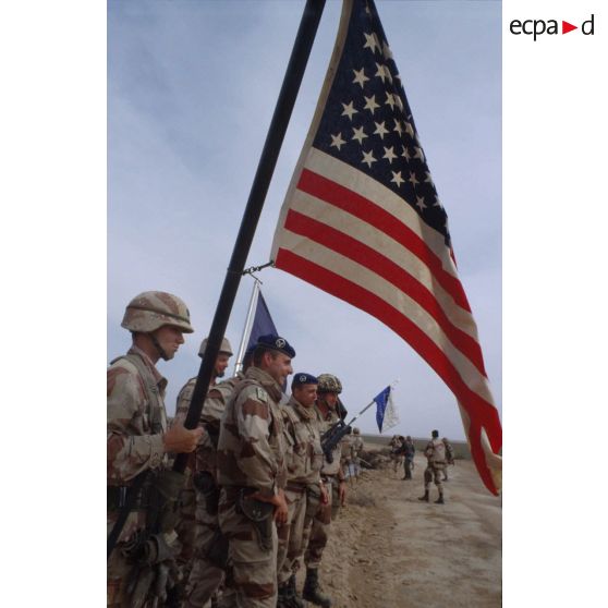 Une cérémonie symbolique regroupe soldats américains et français sur les bords de l'Euphrate.