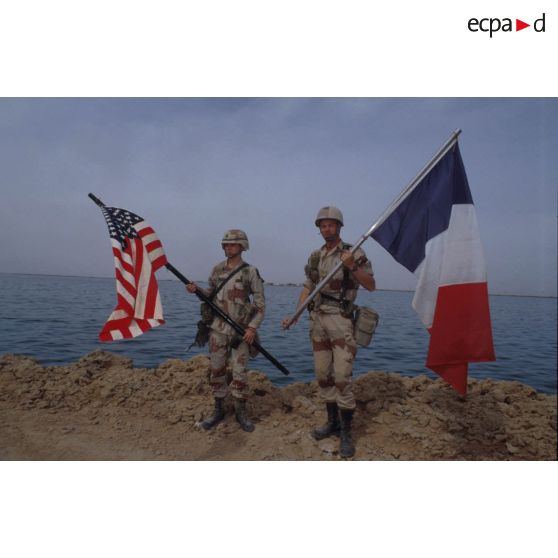 Une cérémonie symbolique regroupe soldats américains et français sur les bords de l'Euphrate.