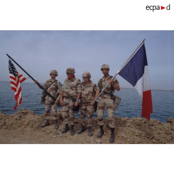Une cérémonie symbolique regroupe soldats américains et français sur les bords de l'Euphrate.