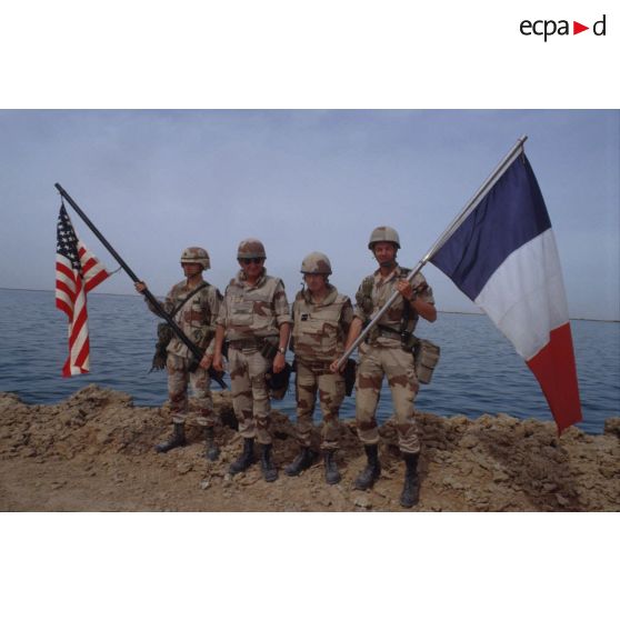 Une cérémonie symbolique regroupe soldats américains et français sur les bords de l'Euphrate.