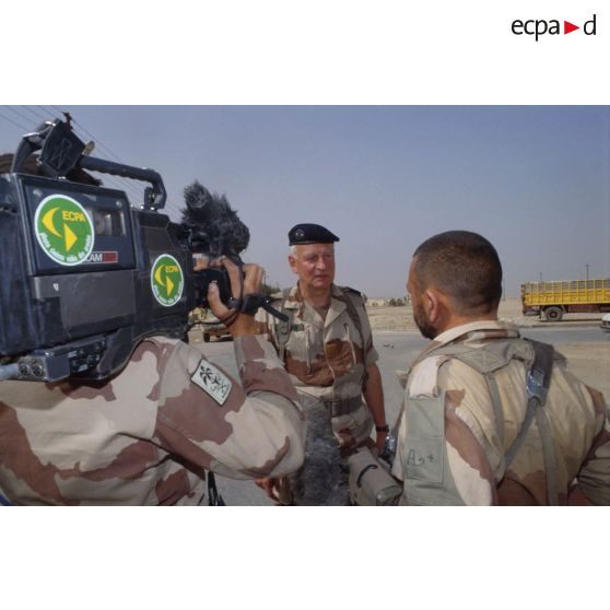Interview du général de brigade Daniel Gazeau, chargé de la communication de l'état-major de l'opération Daguet, par une équipe de tournage de l'ECPA (Etablissement cinématographique et photographique des Armées), à Al Salman.