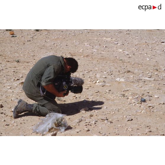 Sur le bord de l'Euphrate, le brigadier caméraman de l'ECPA (Etablissement cinématographique et photographique des Armées), caméra à terre, effectue un gros plan.