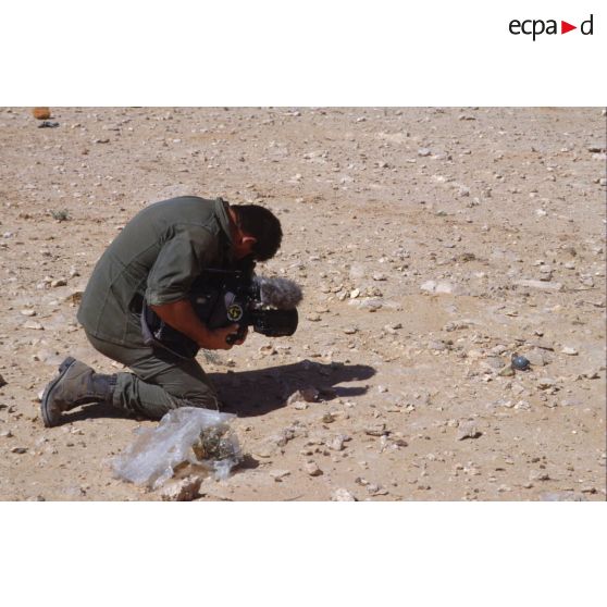Sur le bord de l'Euphrate, le brigadier caméraman de l'ECPA (Etablissement cinématographique et photographique des Armées), caméra à terre, effectue un gros plan.