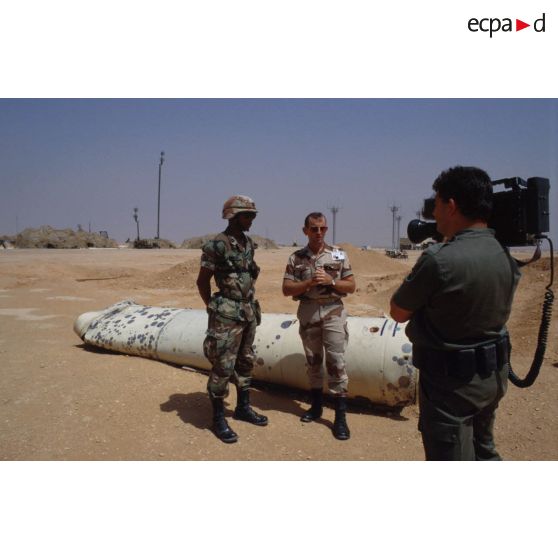 Interview d'un chef de batterie de Patriot américain par le colonel Boileau, chef de cabinet à l'inspection générale de l'armée de terre et chef du SIRPA à Ryad, filmée par un brigadier caméraman de l'ECPA (Etablissement cinématographique et photographique des Armées).