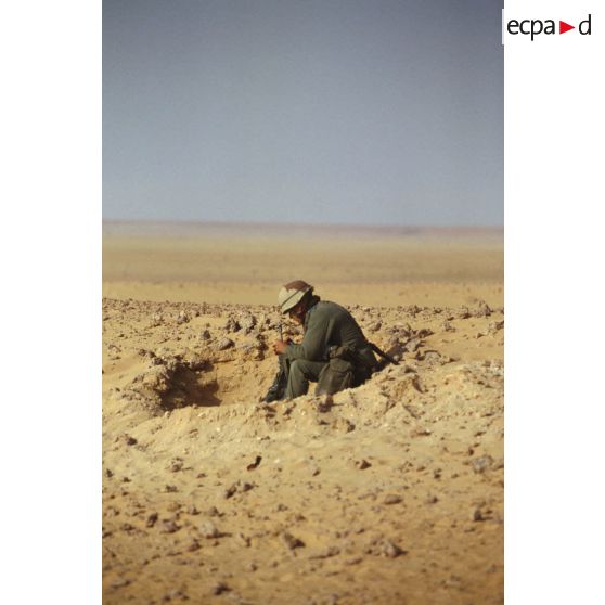 Portrait d'un soldat posté en attente dans le désert  sur la ligne Razor.