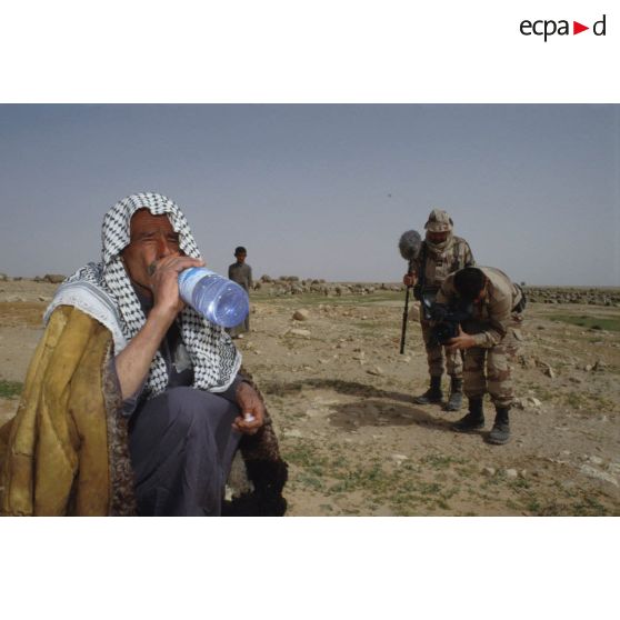 Une équipe de tournage de l'ECPA (Etablissement cinématographique et photographique des Armées) filme Un bédouin irakien.