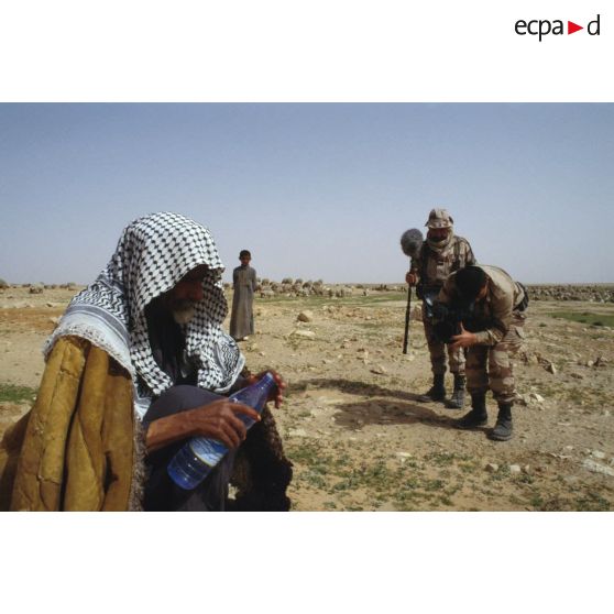 Une équipe de tournage de l'ECPA (Etablissement cinématographique et photographique des Armées) filme Un bédouin irakien.