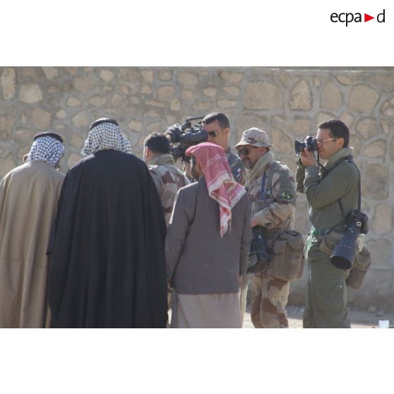 Dans une rue d'Al Salman une équipe de tournage de l'ECPA (Etablissement cinématographique et photographique des Armées) filme trois bédouins irakiens.