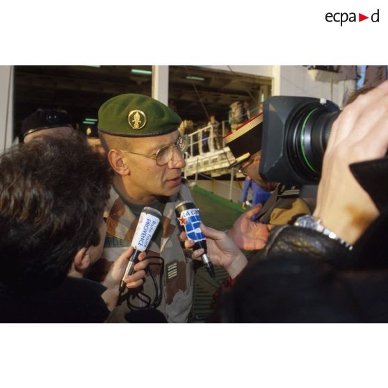 Interview du lieutenant-colonel Yves Derville, chef de corps du 2e REI (régiment étranger d'infanterie), par des journalistes de Radio France Provence et La Cinq au pied du ferry affrété Danielle Casanova à quai au port de Toulon.