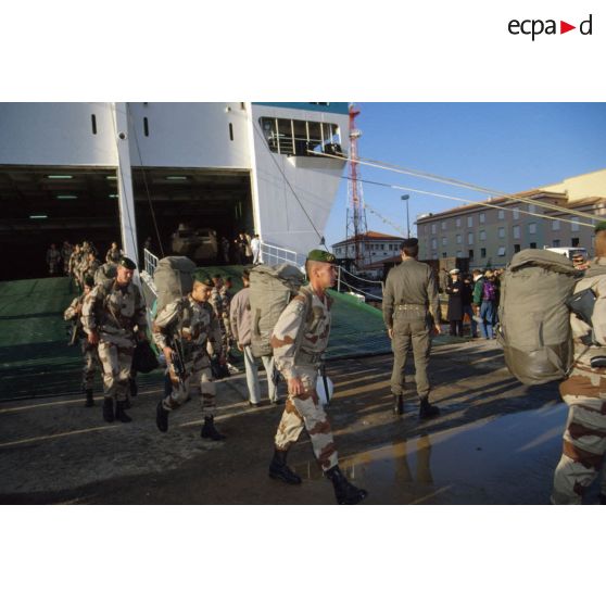Débarquement en colonne par un de légionnaires du 2e REI (régiment étranger d'infanterie) du ferry affrété Danielle Casanova sur le quai du port de Toulon.