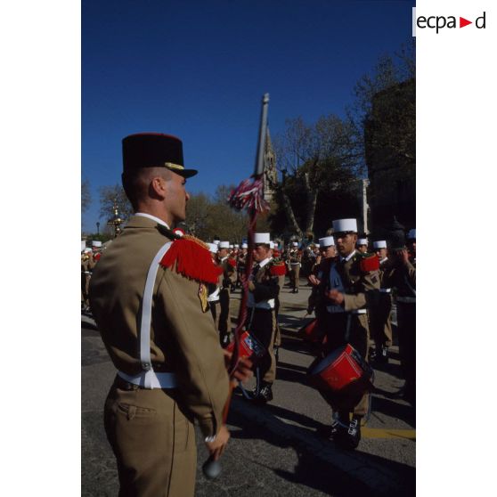 Prestation de la fanfare du 2e REI (régiment étranger d'infanterie) pour le défilé de l'unité au retour de la division Daguet à Nîmes.