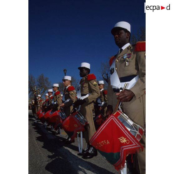 Prestation de la fanfare du 2e REI (régiment étranger d'infanterie) pour le défilé de l'unité au retour de la division Daguet à Nîmes.