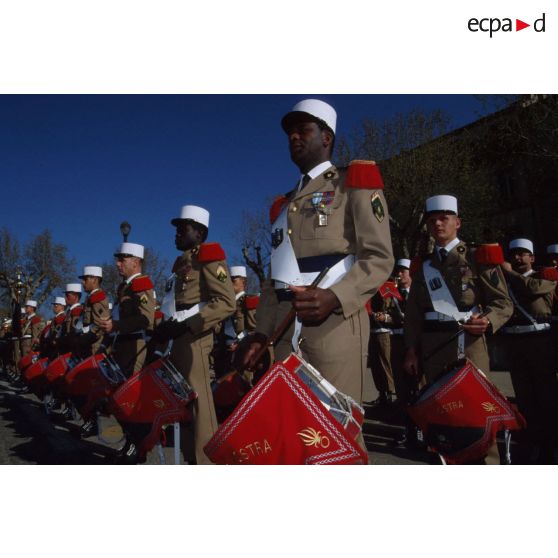 Prestation de la fanfare du 2e REI (régiment étranger d'infanterie) pour le défilé de l'unité au retour de la division Daguet à Nîmes.