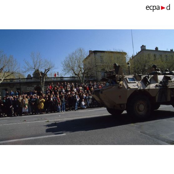 Un VAB du 2e REI (régiment étranger d'infanterie) défile dans les rues au retour de la division Daguet à Nîmes.