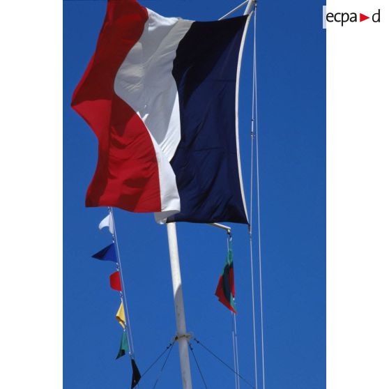 Le drapeau français flotte au vent sur le mat des couleurs de la caserne du 2e REI (régiment étranger d'infanterie) à Nîmes.