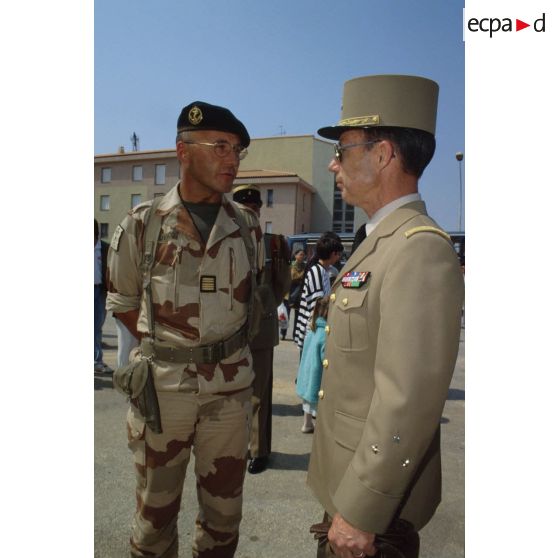 Le colonel Novacq, chef de corps du 11e RAMa (régiment d'artillerie de marine), est accueilli sur le quai du port de Toulon par un général de division.