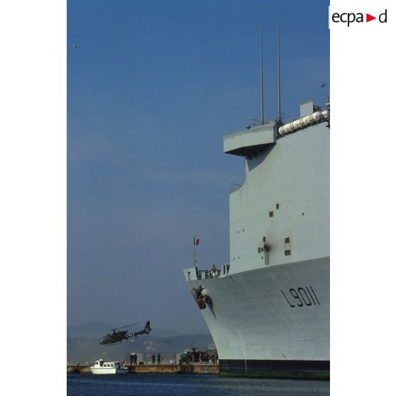 Un hélicoptère de combat Gazelle décolle du quai après son déchargement du TCD (transport de chalands de débarquement) Foudre amarré au port de Toulon.