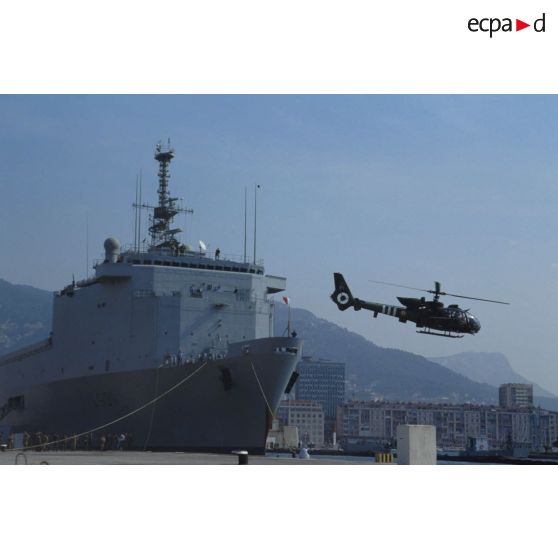 Un hélicoptère de combat Gazelle du 3e RHC (régiment d'hélicoptères de combat) décolle d'un quai du port de Toulon.