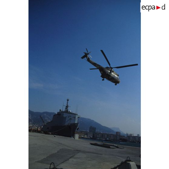 Un hélicoptère de combat Gazelle du 3e RHC (régiment d'hélicoptères de combat) décolle d'un quai du port de Toulon.