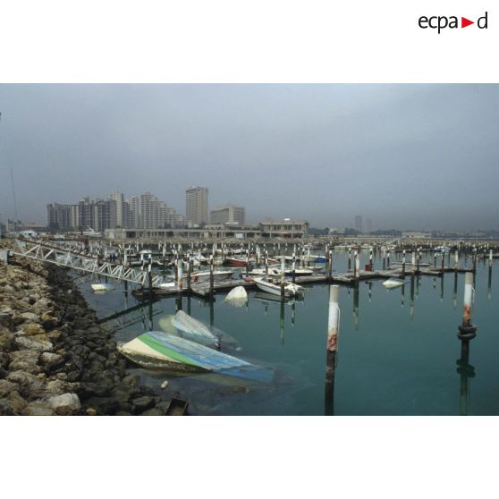 Un port de plaisance sur la jetée de Koweit City.