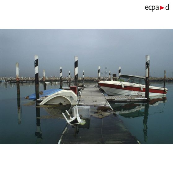 Le port de plaisance de Koweit City vu d'un ponton.