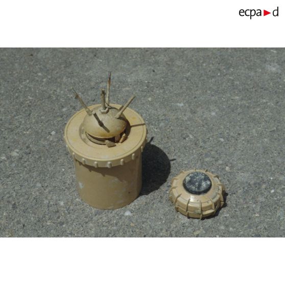 Gros plan sur deux types de mines antipersonnel de fabrication italienne trouvées sur les plages de Koweit City lors des opérations de déminage par le 6e REG (régiment étranger du génie).