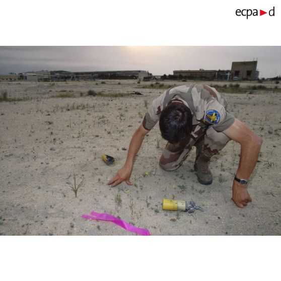 Un militaire de l'équipe NEDEX (neutralisation, enlèvement et destruction des explosifs) du 6e REG (régiment étranger du génie) examine un explosif non explosé sur l'aéroport Ali Ben Salem de Koweit City.