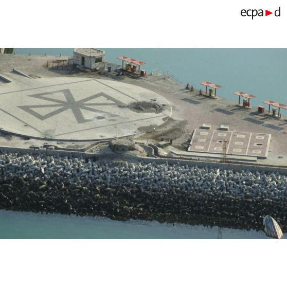 Vue aérienne d'une jetée du port de Koweit City avec station service.