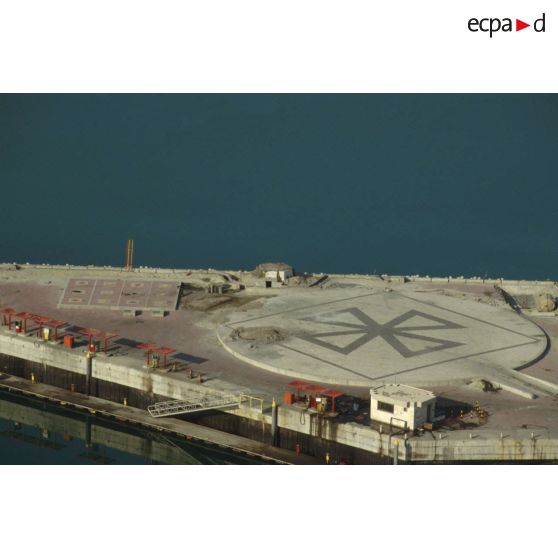 Vue aérienne d'une jetée du port de Koweit City avec station service.