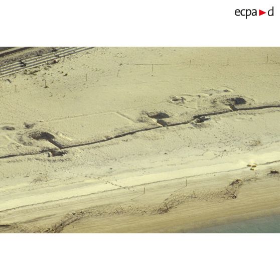 Vue aérienne de la première plage déminée par les militaires français à Koweit City.