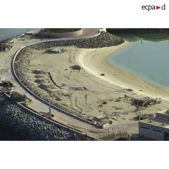 Vue aérienne de la plage et d'une jetée de Koweit City.