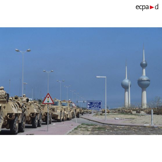 Arrivée de VAB et de véhicules du génie sur l'Arabian Gulf street avant la cérémonie d'inauguration des plages déminées par les militaires français à Koweit City.