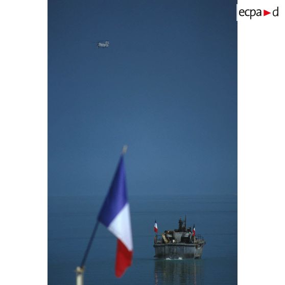 Une vedette irakienne récupérée par les nageurs de combat du commando Hubert et portant pavillon français se met en place pour la cérémonie d'inauguration de la première plage entièrement déminée par les militaires français.