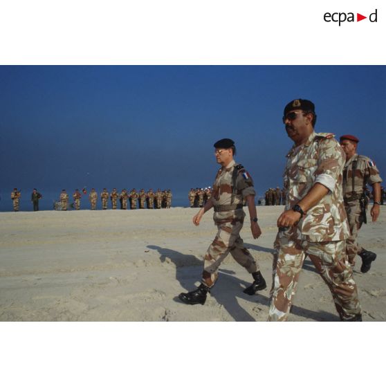 Revue des troupes par le général de corps d'armée Michel Roquejeoffre et un général koweitien, suivis du colonel Michel Monier-Vinard, chef du détachement français, lors de la cérémonie d'inauguration de la première plage entièrement déminée par les militaires français à Koweit City.